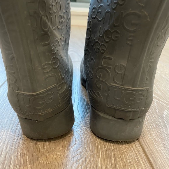 Size 8 Ugg rubber rain boots - Picture 9 of 9